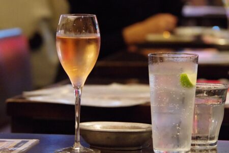 お酒の豆知識：グラスの違いで変わる味わい